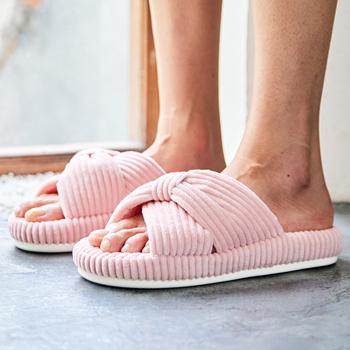 Comfy and classic: the Momo sneakers wil make you go strolling around the city with confidence 🤍